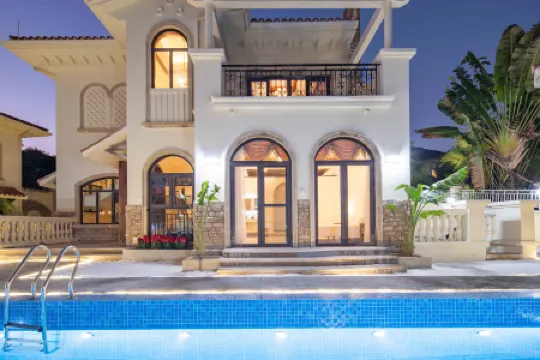 Walking through the Flower Street and Meeting the Sea