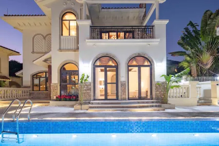 Walking through the Flower Street and Meeting the Sea Отели рядом с достопримечательностью «Huarun Shimeiwan Beach»