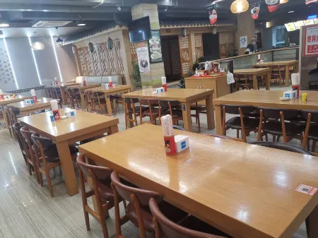 West Bank Hotel (Longjing West Market) Отели рядом с достопримечательностью «Longshan Korean Folk Village»