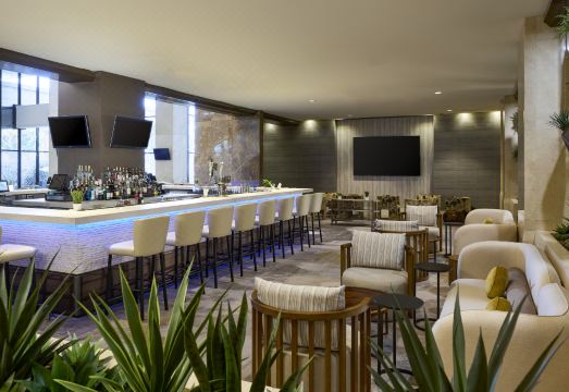 [더 웨스틴 로스앤젤레스 에어포트의 레스토랑 내부]