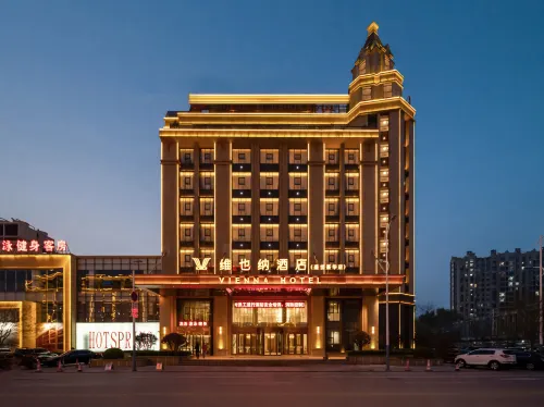 Vienna Hotel (Huludao Suizhong County Shengshi Jiahua Branch) - parking