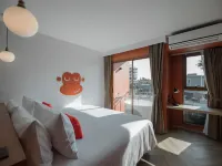 Blu Monkey Hub & Hotel Bangsaen Отели рядом с достопримечательностью «Пляж Воннапа»