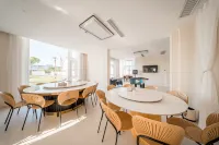 Shanghai Nora Zora Holiday Manor