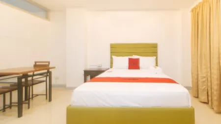 RedDoorz @ EBM One Building Отели в г. Cabatuan