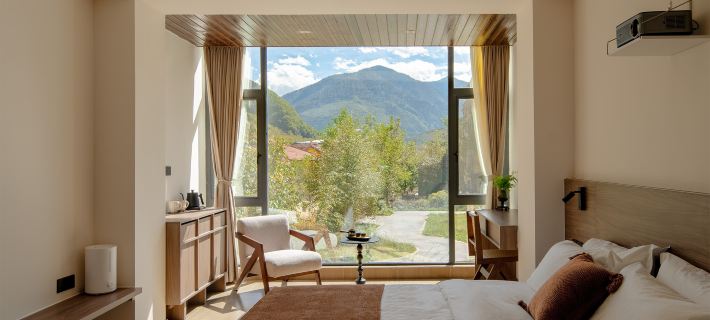 Stay on the mountains Hotels in Heishui