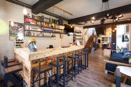 40Inn Backpackers Warehouse