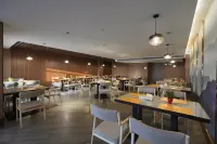 Xiangxiang Victoria Hotel (Xianghong Railway Station Store) - parking