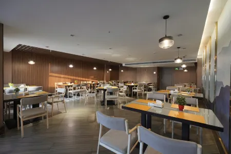 Xiangxiang Victoria Hotel (Xianghong Railway Station Store) Отели рядом со станцией Xiangxiang Railway Station