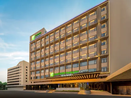 Holiday Inn Express Haikou World Trade Center Отели рядом с достопримечательностью «Haijing Baobei»