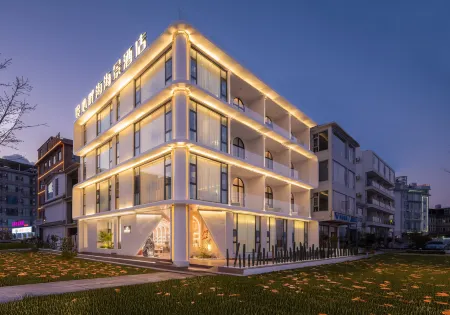 Sea View Hotel Lingxin Banhai Отели рядом с достопримечательностью «Plateau Pearl Tower»