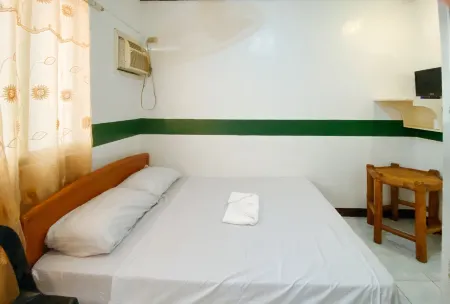 RedDoorz @ Classique Pan Oriental Hotel and Resort Batangas Отели в г. Алитагтаг