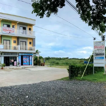 Jeanines Travellers Inn by RedDoorz