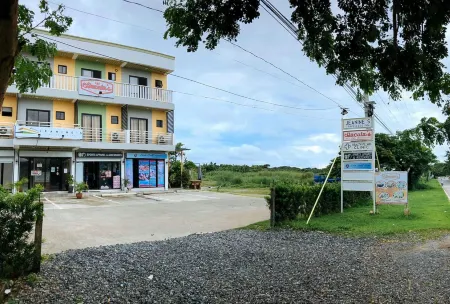 Jeanine's Travellers Inn by RedDoorz Отели в г. Моронг