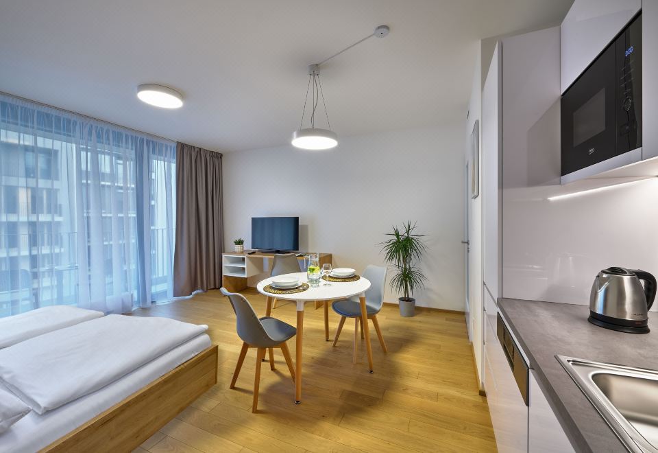 다운타운 스위트 안델의 모던한 객실 내부