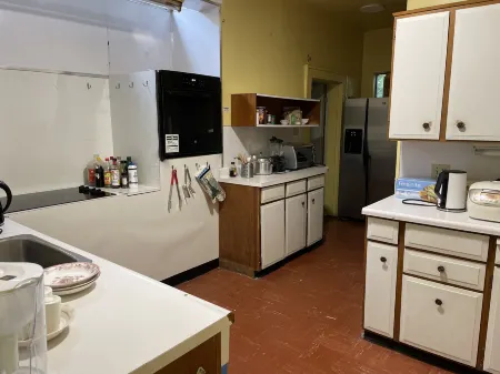 Vancouver West Spanish Banks Beach Seaview Villa (next to UBC) Отели рядом с достопримечательностью «Maple Tree Square»