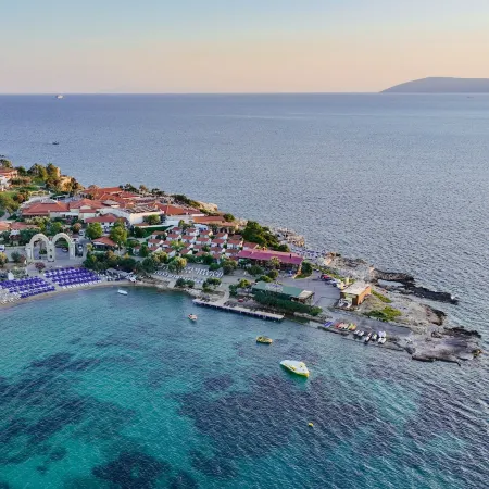Maya Bistro Hotel & Beach