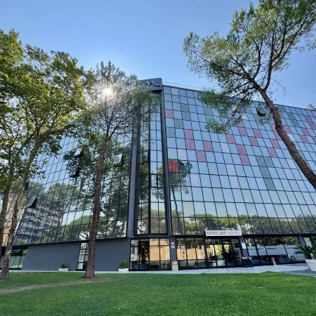 Mercure Roma Cinecittà Отели рядом с достопримечательностью «Станция метро Subaugusta»
