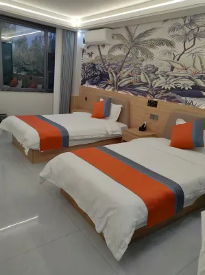 Lanying Business Hotel (Yinan Tongjing Town Zhuquan Scenic Area) - Homestays