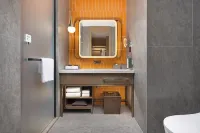 SUITES BY HILTON