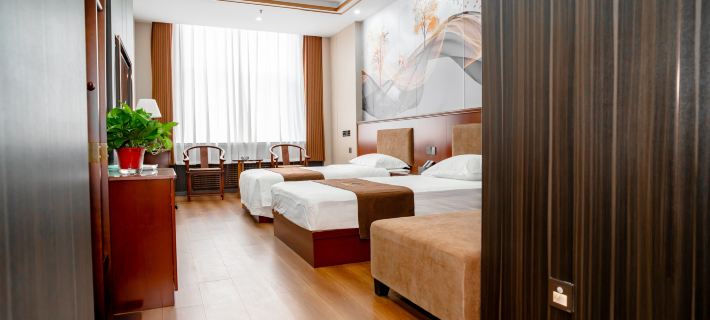 Yuzhou Business Hotel (Pingliang Liuhu Park) โรงแรมในผิงเหลียง