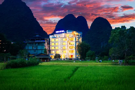 Poetry Meadow Hotel Отели рядом с достопримечательностью «Yulong Bridge»