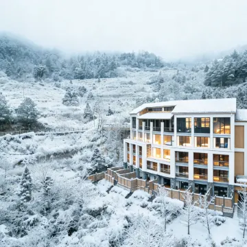 Jinfo Cloudhaus Отели рядом с достопримечательностью «Laolongdong Scenic Area»