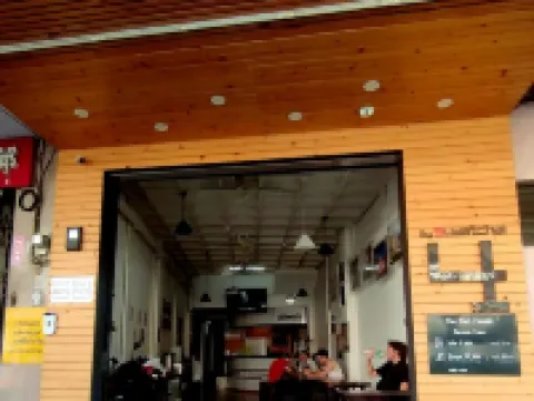 港口青年旅館-蘇瓦查 City Pillar Shrine （San Lak Muang）附近的飯店