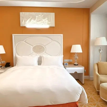Ramada by Wyndham Sihanoukville Xinhaohui Palace Отели рядом с достопримечательностью «Пляж Victory»