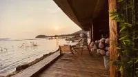 Zhuixun · Designer Full Lake View Homestay