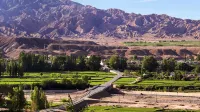 Junhui Hotel (Zhangye Colorful Danxia Scenic Area) - con vista montagne