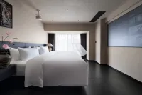 Yinmo Hotel (Guiyang Jiaxiu Tower Yitian City)