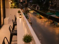 Blue Dream Hostel Khaosan Отели рядом с достопримечательностью «Дворец Дусит»