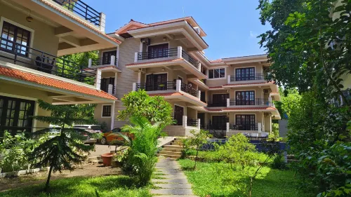 Woodside Retreat Serviced Apartments, 100 meters from baga river - Balkon