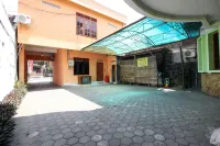 RedDoorz @ Seturan Raya - Pensions