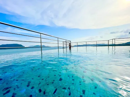 Langkawi Seaview Cube w/ Rooftop Pool Отели рядом с достопримечательностью «Paramotor Langkawi Gliders»