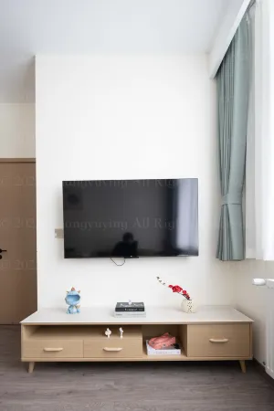 Mountain Lake Courtyard Hotel