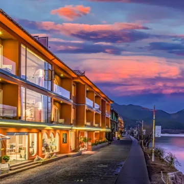 Sanseyunhe LuguLake Hotel