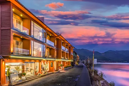 Sanseyunhe LuguLake Hotel