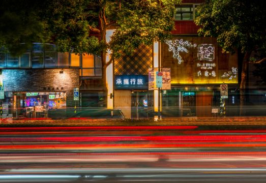 타이베이 송산구의 거리 풍경과 리걸 이그제큐티브 스위트 호텔 외관