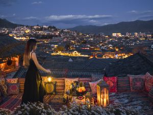 Tinghuatang halfway up a hill Resort Hotel (Lijiang Ancient City Panorama)