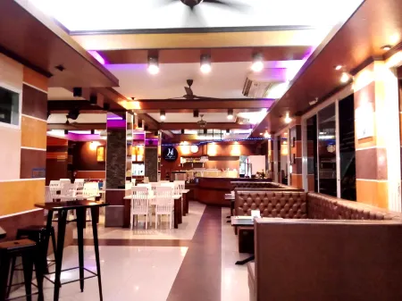 SB Living Place Hotel Phuket Town Отели рядом с достопримечательностью «Villa Sawarin»