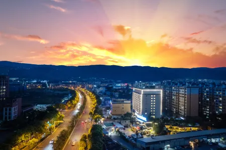 Kunming Panlong Days Inn Selected Wyndham Hotel (Agricultural University Branch) Отели рядом с достопримечательностью «Yunnan Vocational College of Mechanical and Electrical Technology»