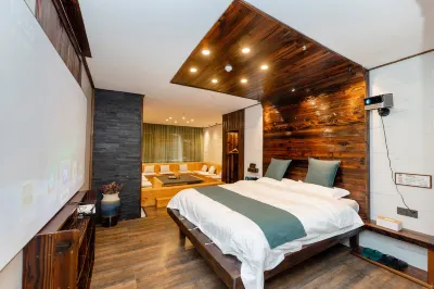 Liangqi Future Hotel (Huainan Business and Trade Plaza)