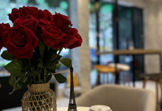 4. 캄파닐 호텔 (..