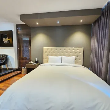 Jeju Hotel Scarboro Отели рядом с достопримечательностью «Дельфинарий Marine Park»