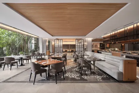 Sheraton Hanoi West Отели рядом с достопримечательностью «Thanh Do University»