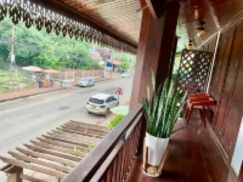 Happy Hour Boutique​ Hotel Hôtels à proximité de : Wat Wisunalat