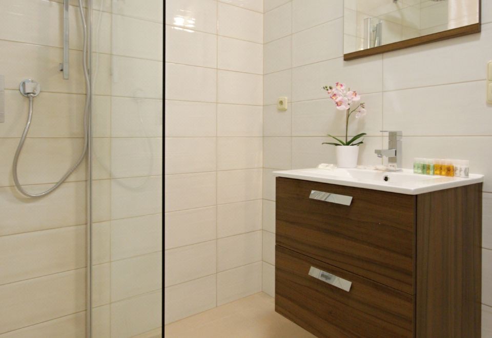 알베오 스위트 호텔의 깔끔한 욕실 인테리어