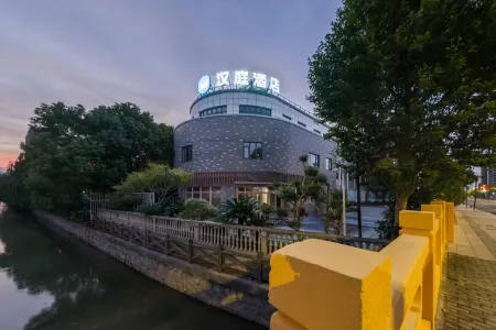 Hanting Hotel (Shanghai Xinchang Ancient Town International Tourism Resort Branch) Отели рядом с достопримечательностью «Shanghai Wanfo Pavillon»