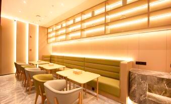 Xinyi International Hotel (Xihongmen Huiju Shopping Center Subway Station)